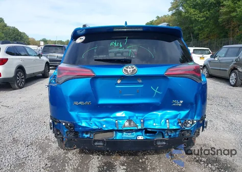 2018 Toyota Rav4 Xle z USA, uszkodzony, nr VIN JTMRFREV4JJ188354
